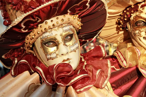 Detalhe da máscara vermelha e dourada — Fotografia de Stock