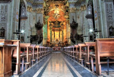 Kilise koridor ışıklı