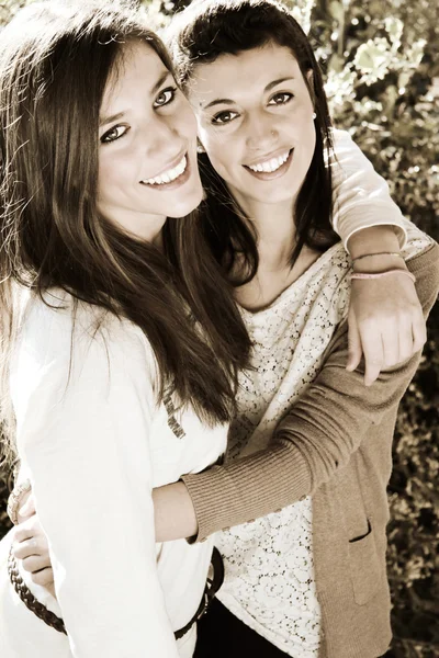 Két örömteli nővérek — Stock Fotó