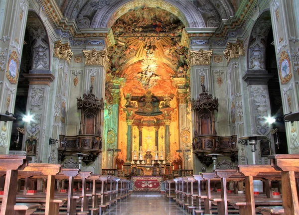 Интерьер церкви яркий свет — стоковое фото