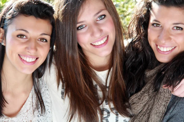 Три улыбающиеся сестры — стоковое фото