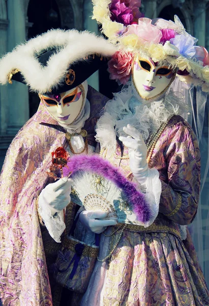 Couple masqué en élégante robe de soie — Photo
