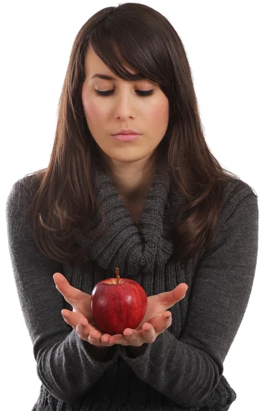 Rött äpple i hennes händer — Stockfoto