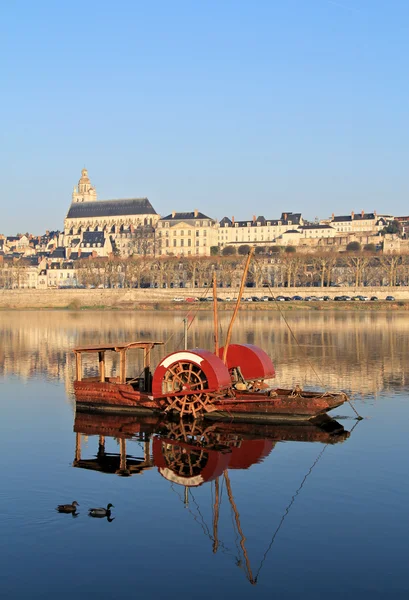 Blois ile kırmızı tekne — Stok fotoğraf