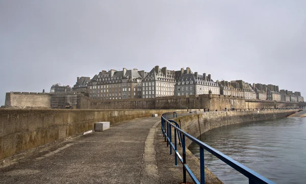 Saint Malo em um dia nebuloso — Fotografia de Stock