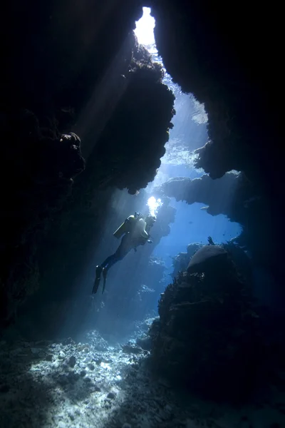 Potápěč v jeskyni Stock Obrázky