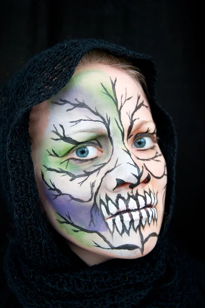 Cadılar Bayramı yüz boyama ile genç bir kadın — Stok fotoğraf