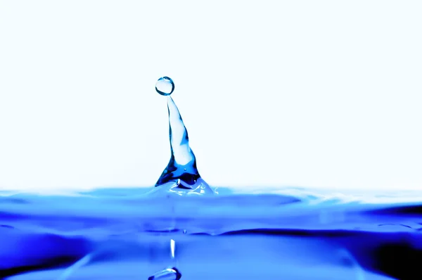 Gotita de agua azul sobre fondo blanco — Foto de Stock