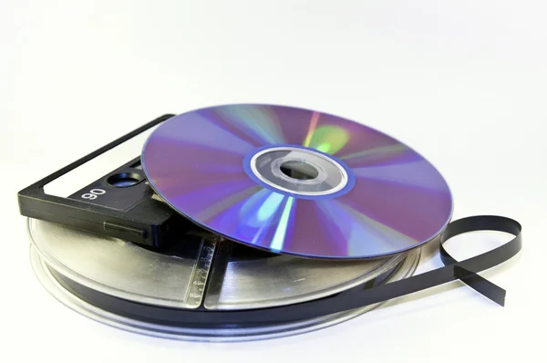 CD, cinta de cassette y una vieja cinta de audio — Foto de Stock