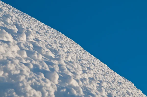 Orörd snö och klarblå himmel — Stockfoto