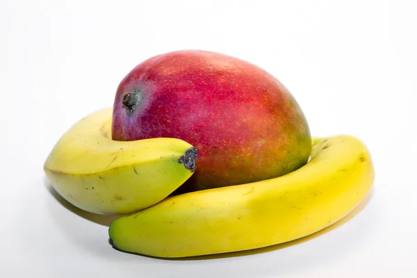 To bananer og en mango. – stockfoto