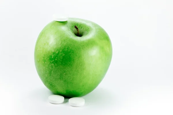 Яблоко бабушки с таблетками — стоковое фото