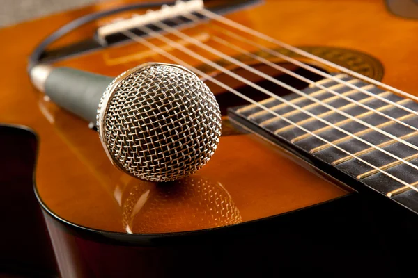 Guitarra y micrófono — Foto de Stock