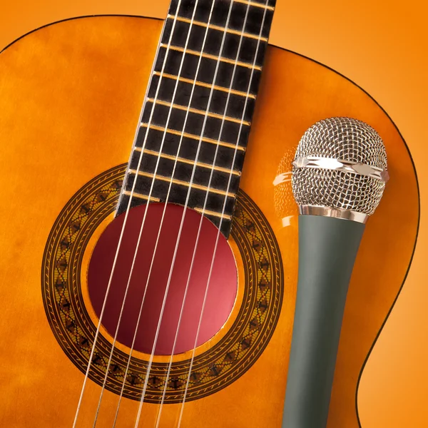 Gitar ve bir mikrofon — Stok fotoğraf