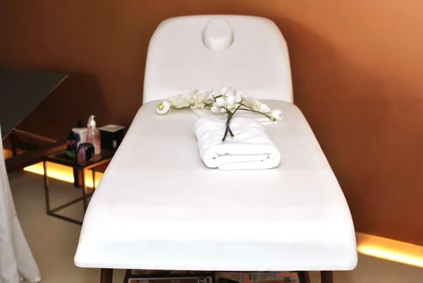 Mesa de massagem Fotografias De Stock Royalty-Free