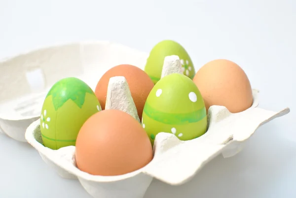 Цветные пасхальные яйца — стоковое фото