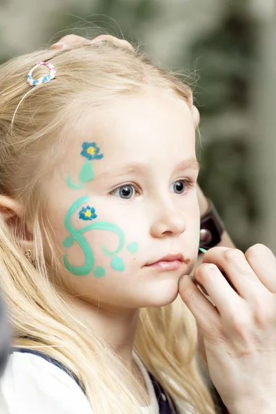 Dziecko z malowanie twarzy. uzupełnić — Zdjęcie stockowe