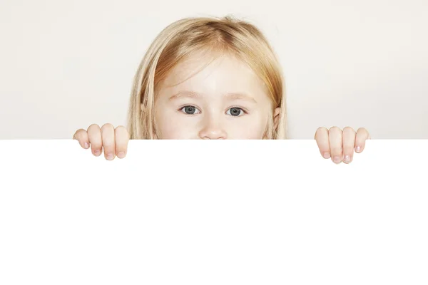 Kind achter wit bord — Stockfoto