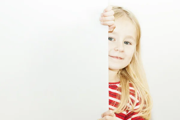Çocuk arkasında beyaz tahta — Stok fotoğraf