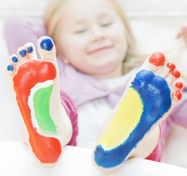 ile feet boyalı küçük kız