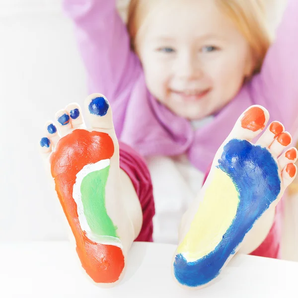Kislány lábbal festette — Stock Fotó
