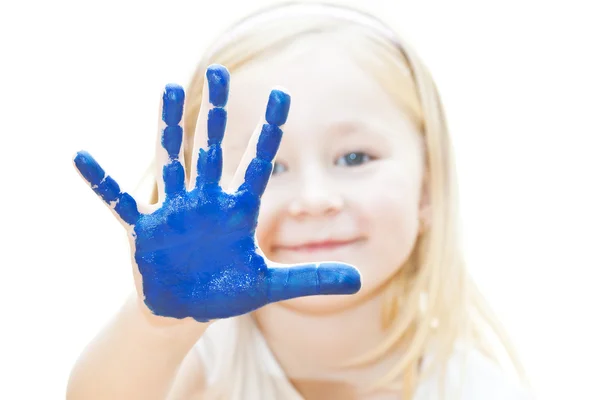 Маленькая девочка с раскрашенными руками — стоковое фото