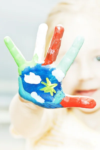 Bambina con le mani dipinte — Foto Stock