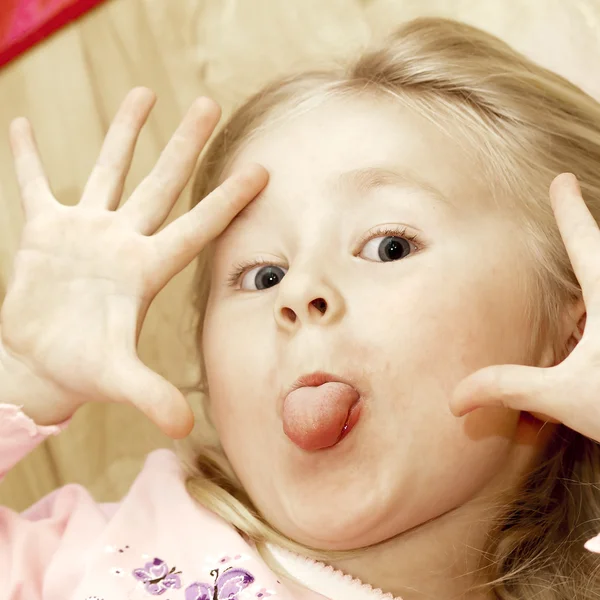 Legrační výsměšný blonďatá holčička — Stock fotografie