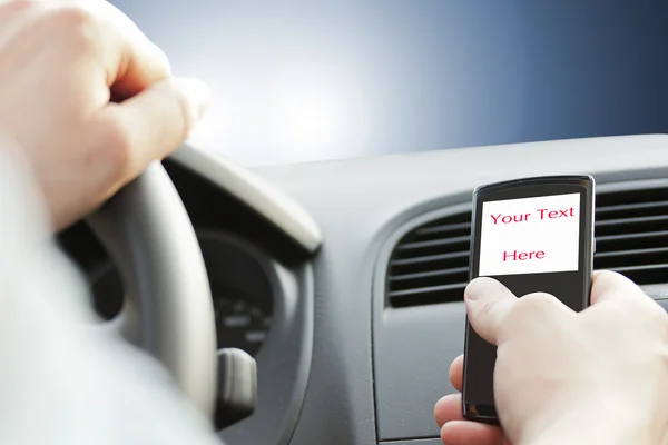Dangerous of texting while driving — Stock Photo, Image