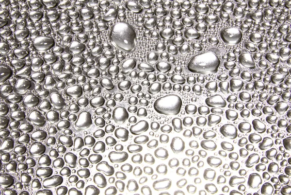 Gotas de água na superfície de metal prata — Fotografia de Stock