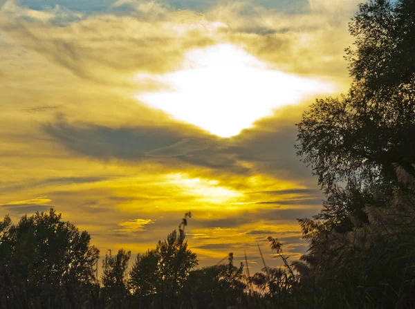Günbatımı / gündoğumu ile bulutlar — Stok fotoğraf