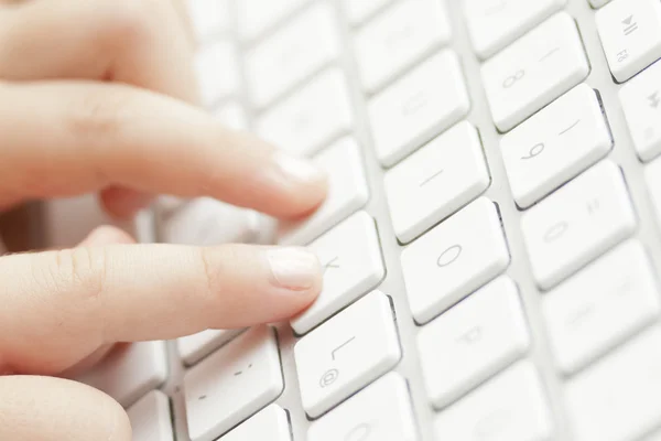 Ruce dítěte na klávesnici počítače — Stock fotografie