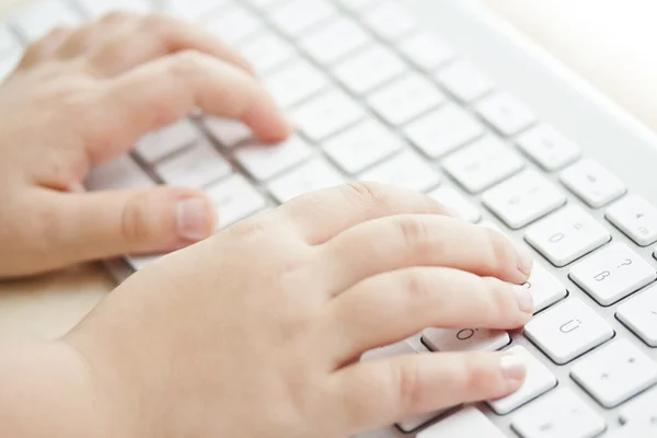 Ruce dítěte na klávesnici počítače — Stock fotografie