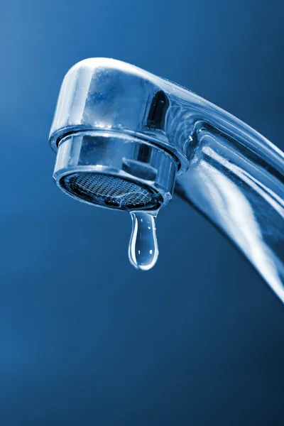 Waterdruppel en water pipe — Stockfoto