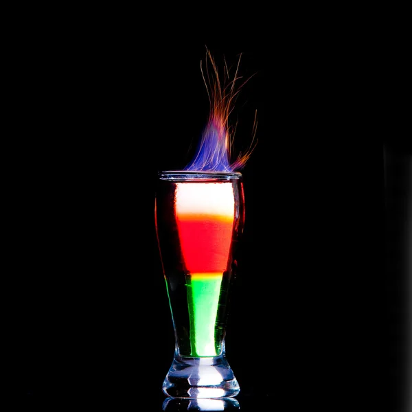 siyah arka plan üzerine taze içecek