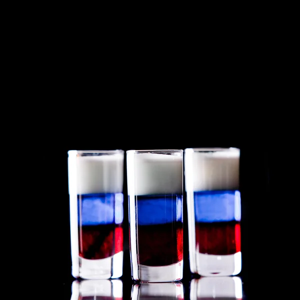 siyah arka plan üzerine taze içecek