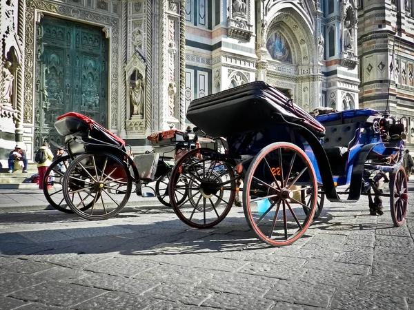 Duas carruagens em frente à catedral de Florença Itália Fotografias De Stock Royalty-Free