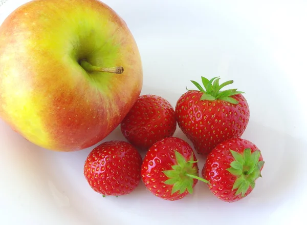 Apple and strawberries — Stock Photo, Image