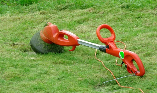 Bahçe strimmer çim biçme Makinası — Stok fotoğraf