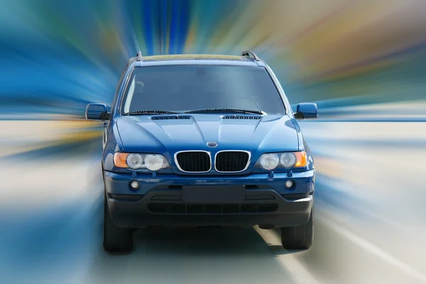 Conducción de coche todoterreno azul oscuro —  Fotos de Stock
