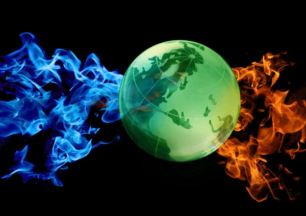 Globus gegen abstraktes Wasser und Feuer — Stockfoto