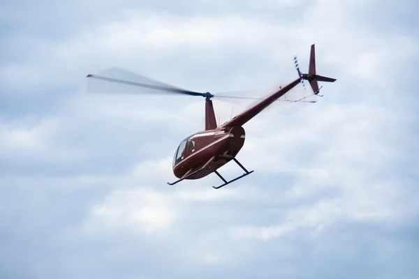 Вертолет в голубом небе — стоковое фото