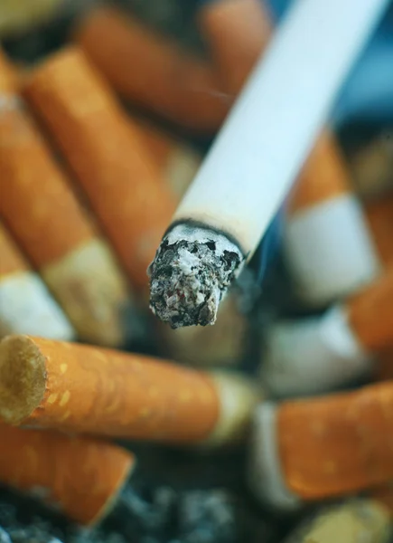 Fumer des cigarettes et des talons — Photo