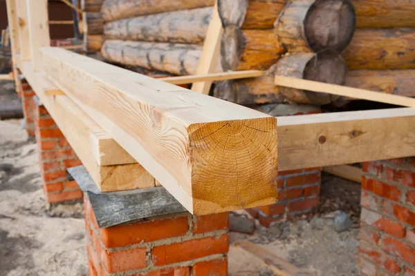 Construção da casa de madeira do país — Fotografia de Stock