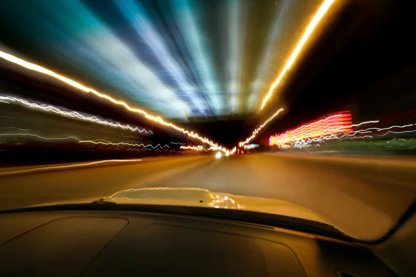 Car gaat over nacht stad — Stockfoto