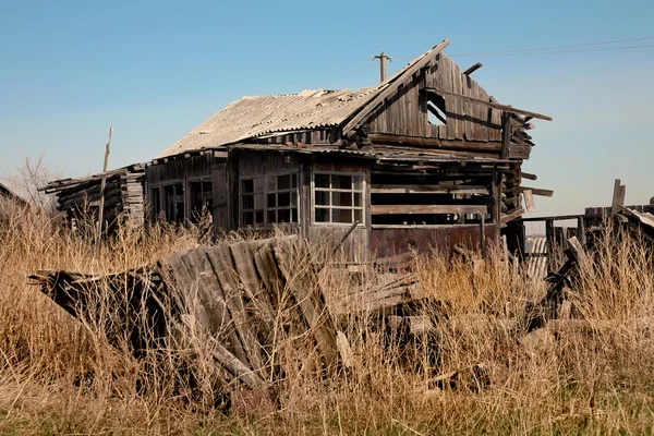 Velha casa jogada de madeira — Fotografia de Stock