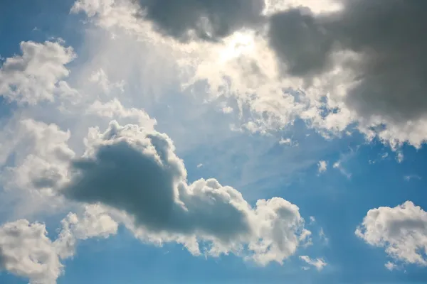 Himmel mit Wolken, die die Sonne verschließen — Stockfoto