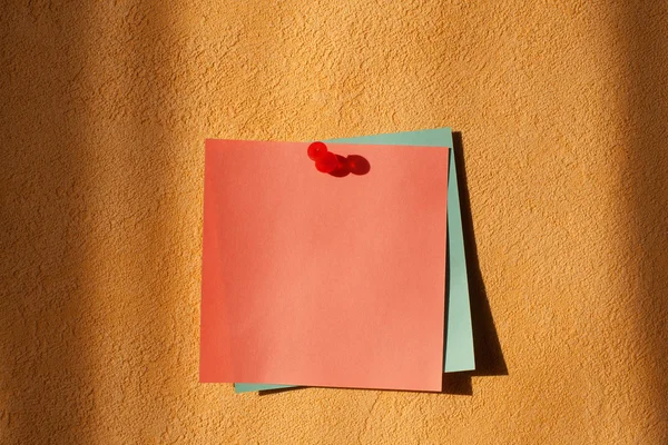 Adesivi a colori su una parete arancione — Foto Stock
