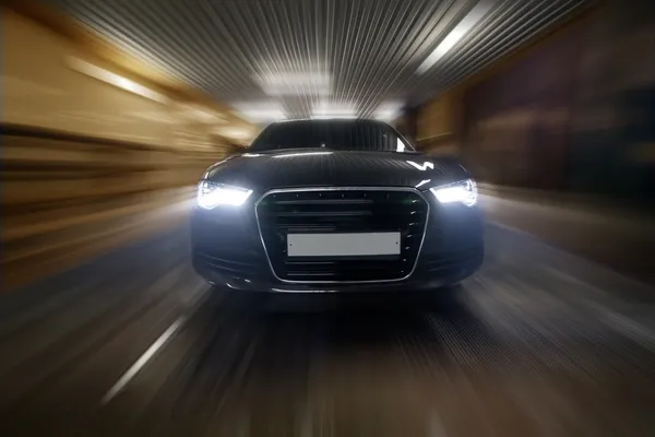 Auto jede v tunelu — Stock fotografie
