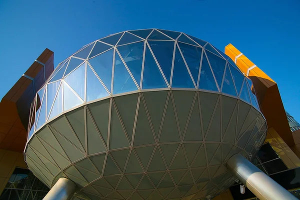 Edifício de escritórios com esfera de vidro — Fotografia de Stock